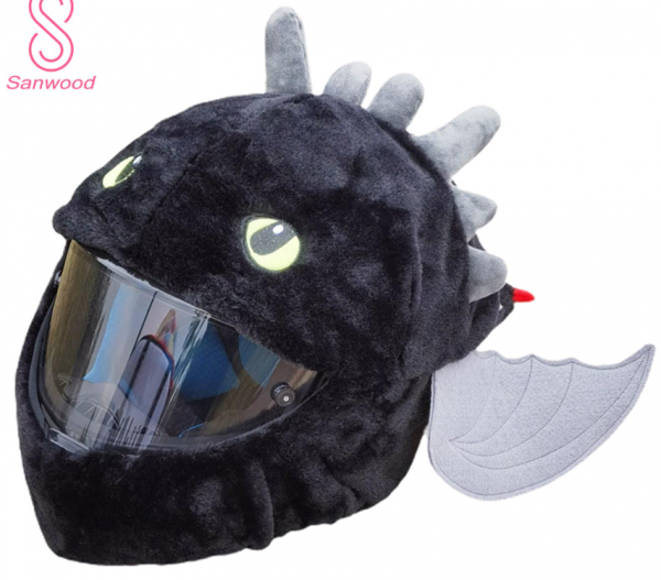 Helm dengan grafis bertema hewan yang lucu